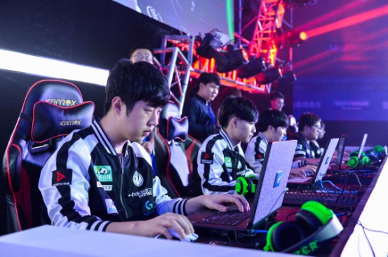flusha 在 dima_wallhacks 的直播中与 10 个 FACEIT 级别的玩家对战