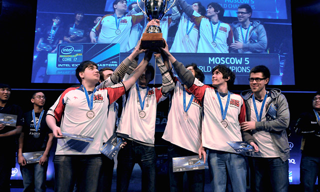 资讯队友全部牺牲 主播被迫与敌人组队，结果反水？