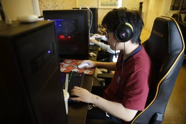 LPL A组资格赛： Weibo Gaming 和 Bilibili Gaming 进入了 Team WE 的巅峰组，经过加赛战胜了 EDward Gaming 以保持机会