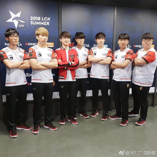xiaocaobao 的 Vampire 爆炸性伤害 LANGX 的石人设置了一道墙，SG消灭了 Big Green Mood