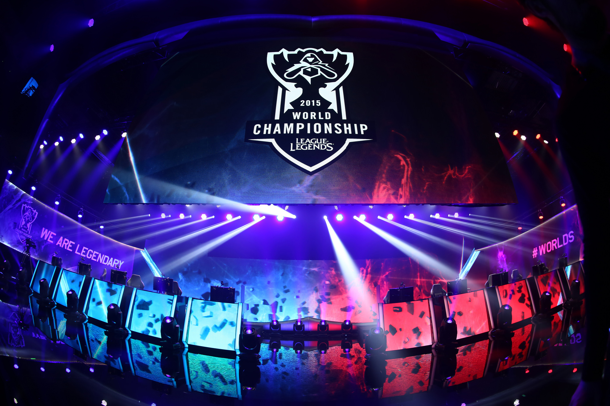 这是Quesanti！ TheShy 坚持住1v3 JIEJIE 刺穿 Ninjas in Pyjamas Invictus Gaming 赢得了第一局