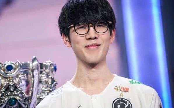 LEC VIT下路选手Carzzy下赛季或将回老东家MAD